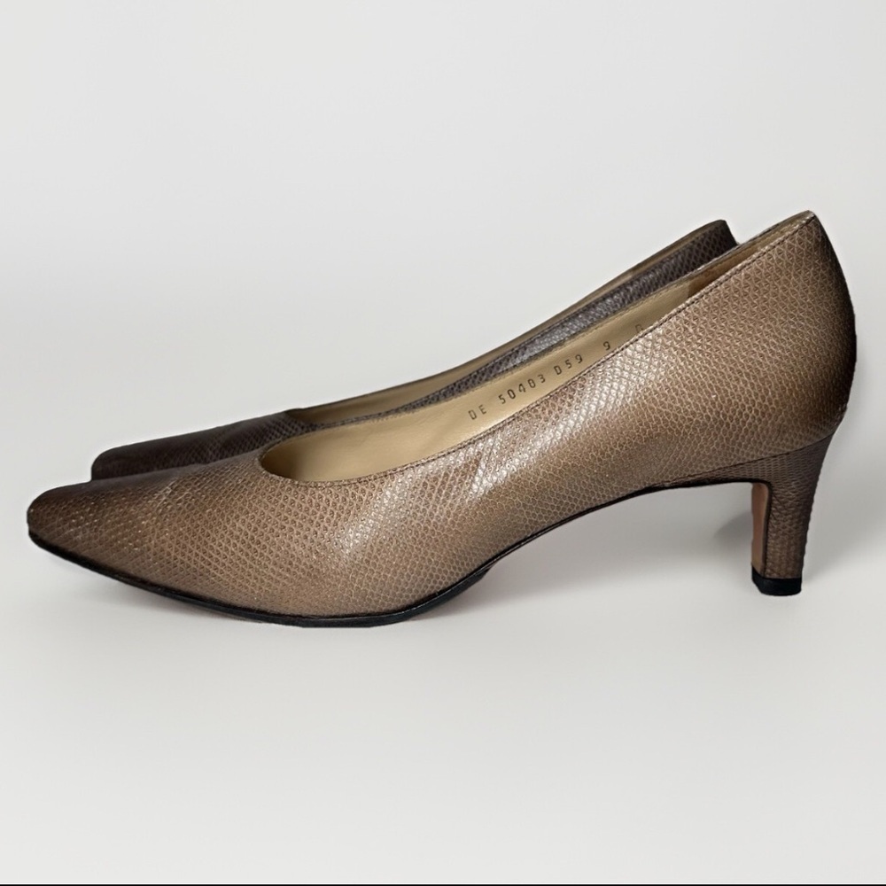 Salvatore Ferragamo Snakeskin Pumps Heels Leather Made in Italy 9 B Vibram Soles